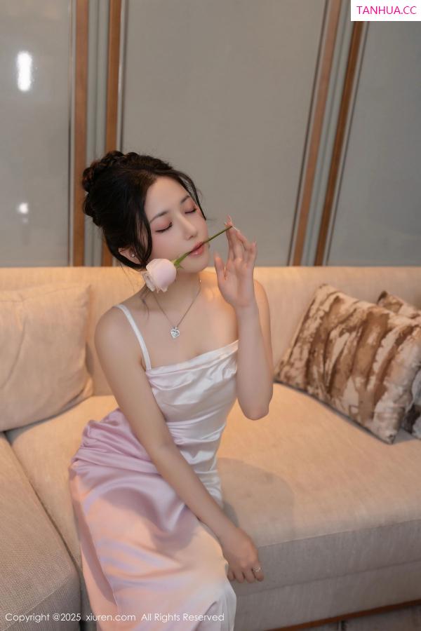 鱼子酱fish  [XiuRen]高清写真图 2025.02.19 No.9907 鱼子酱Fish 丝袜美腿第2张图片